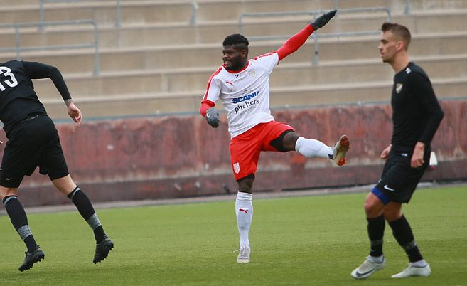 Kreativ mittfältare skriver på för Assyriska